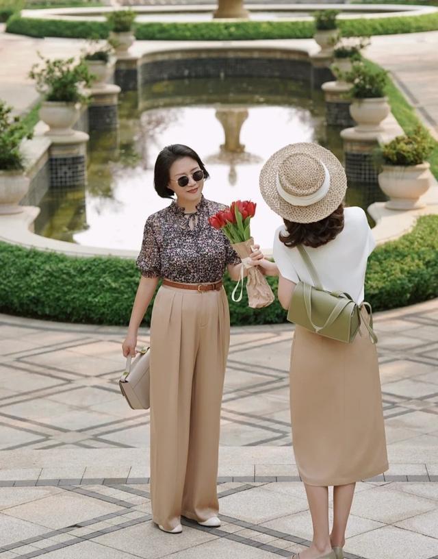 这对母女的“夏日穿搭”真好看，尽显高级气质！半点不输三木母女