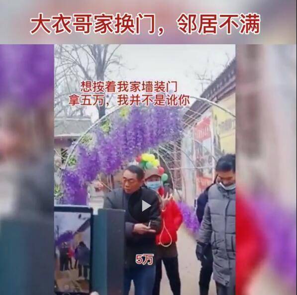 山东66岁老汉浓妆艳抹，将自己打扮成老妇16年，当年发生了什么？